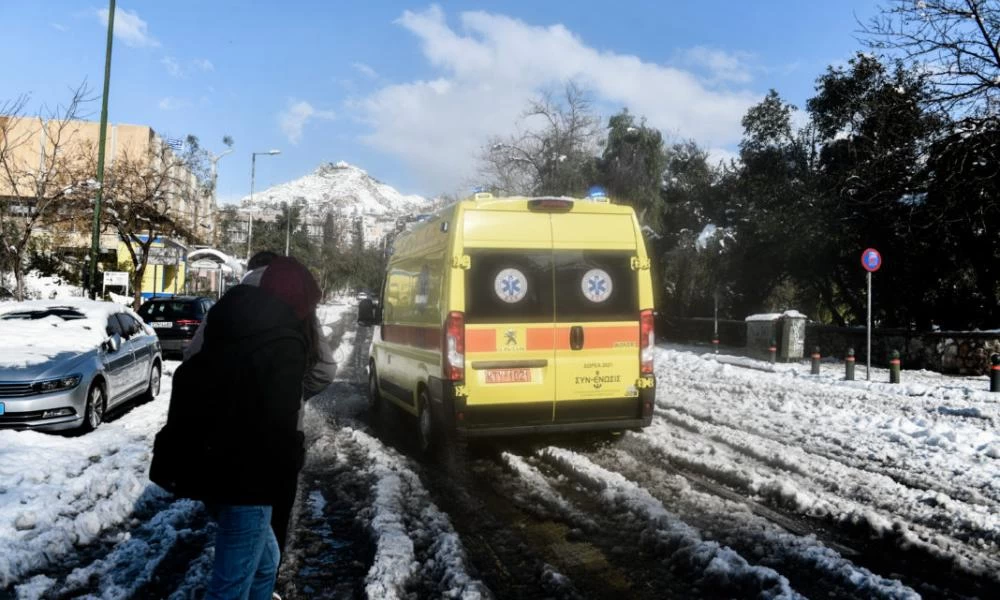ΕΚΑΒ: Μετέφερε πέντε ασθενείς από την Αττική Οδό στα νοσοκομεία – Οι δηλώσεις του πρόεδρου των εργαζομένων